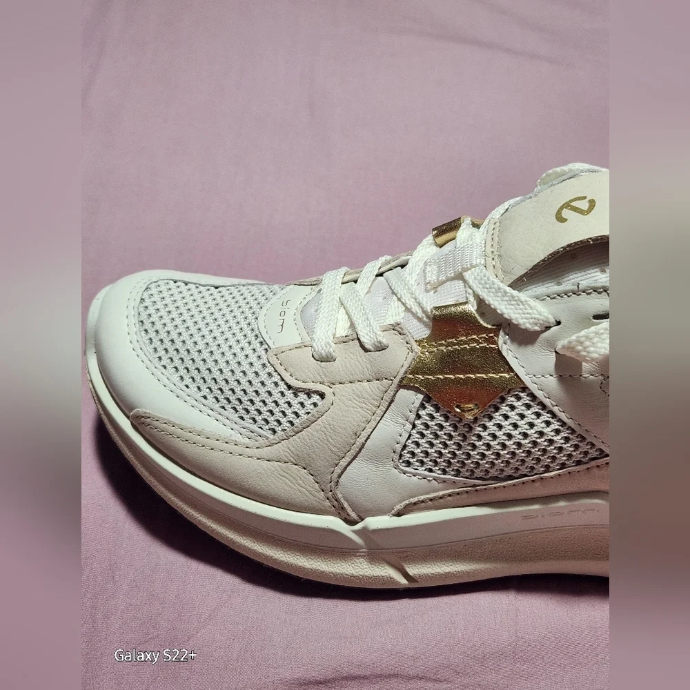 ECCO BIOM 2.2 TRAINERS GOLD. Size 7 - 7.5